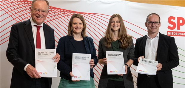 Niedersachsen: Daniela Behrens soll Gesundheitsministerin bleiben Stellten am Dienstag den Koalitionsvertrag der rot-grünen Landesregierung in Niedersachsen vor: Stephan Weil (SPD), Ministerpräsident von Niedersachsen, Julia Willie Hamburg (Grüne), Anne Kura (Grüne) und Grant Hendrik Tonne (SPD).