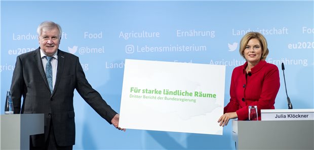Landbewohner haben es oft weit zum nächsten Krankenhaus Stellten am Mittwoch den Bericht der Bundesregierung zur Entwicklung der ländlichen Räume vor: Julia Klöckner (CDU), Bundesministerin für Ernährung und Landwirtschaft und Innenminister Horst Seehofer (CSU).