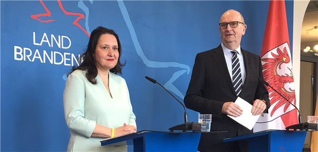 Brandenburger Kabinett beschließt Gesetz zur Gründung der Cottbuser Unimedizin Stellten am Montag ihre Pläne für die Medizinische Universität Lausitz vor: Wissenschaftsministerin Manja Schüle und Ministerpräsident Dietmar Woidke (beide SPD).
