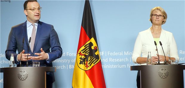 Bund fördert sechs Wirkstoffprojekte gegen COVID-19 Stellten am Montag in Berlin das Förderpaket für neue COVID-Therapien vor: Gesundheitsminister Jens Spahn und Forschungsministerin Anja Karliczek (beide CDU).