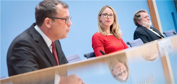 Corona-Impfung: Alte Menschen und Gesundheitspersonal zuerst Stellten das Positionspapier gemeinsam vor: die Professoren Gerald Haug (Präsident der Leopoldina), Alena Buyx (Deutscher Ethikrat) und Thomas Mertens (STIKO, v.l.n.r.).