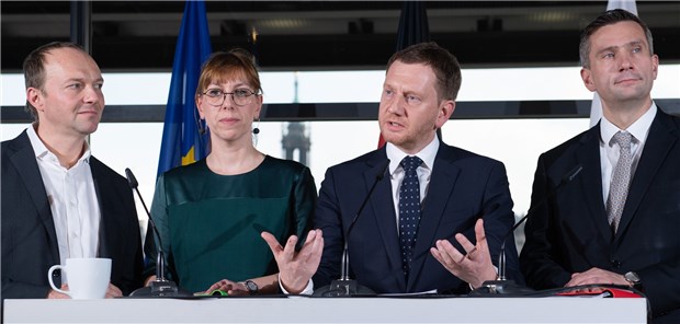 Die Gesundheitsagenda der Kenia-Koalition Stellten den Koalitionsvertrag vor (v.l.): Wolfram Günther, Katja Meier (beide Spitzenkandidaten der Grünen), Michael Kretschmer (CDU), Ministerpräsident von Sachsen, und Martin Dulig (SPD), Wirtschaftsminister.