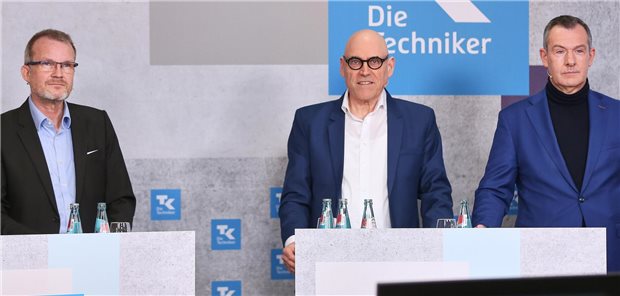 TK-Umfrage: Immer mehr Bürger sind mit Gesundheitssystem unzufrieden Stellten die Ergebnisse des "TK-Meinungspuls" vor (v.l.): Jens Baas, Vorstandsvorsitzender der Techniker Krankenkasse, Politikwissenschaftler Wolfgang Schroeder und Peter Wendt, Befragungsexperte der TK.