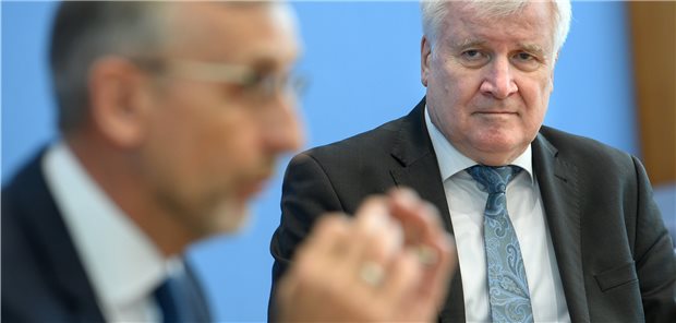Wie viel MNS sind im Lager? Das will der Bund künftig wissen Stellten die Neuausrichtung des Bundesamtes für Bevölkerungsschutz und Katastrophenhilfe vor: Behördenchef Armin Schuster und Bundesinnenminister Horst Seehofer (r.).
