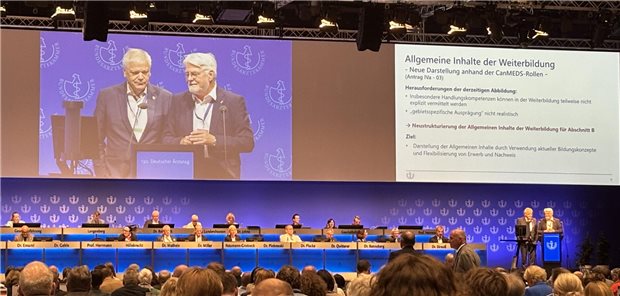 Die beiden Vorsitzenden der Ständigen Konferenz „Ärztliche Weiterbildung“ der Bundesärztekammer, Dr. Johannes Albert Gehle (links) und Prof. Henrik Herrmann.