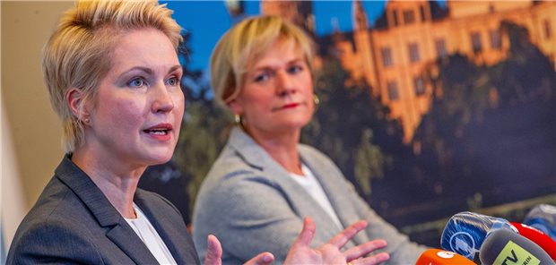SPD und Linke wollen Modell „Poliklinik PLUS“ in Mecklenburg-Vorpommern Stellten gemeinsam den Koalitionsvertrag vor: Ministerpräsidentin Manuela Schwesig (SPD, l.) und Linken-Fraktionschefin Simone Oldenburg.