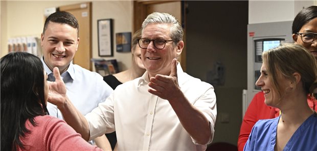 Stellten ihren Plan zur Reduzierung der Wartezeiten in einer Klinik vor: Gesundheitsminister Wes Streeting (l.) und Premierminister Keir Starmer.