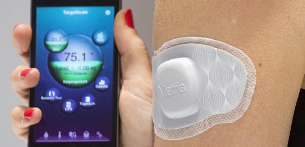 Feuerwerk der Innovationen Stellvertretend für viele Innovationen, die auf der Medica in Düsseldorf zu sehen sind: Die Telekom und Medisana präsentieren ein vernetztes Pflaster namens "Metria", das über Sensoren die Oberflächenspannung der Haut messen, den Puls ermitteln und unter anderem Schlafzeiten aufzeichnen und diese Daten digital zum Beispiel in die Arztpraxis übermitteln kann.