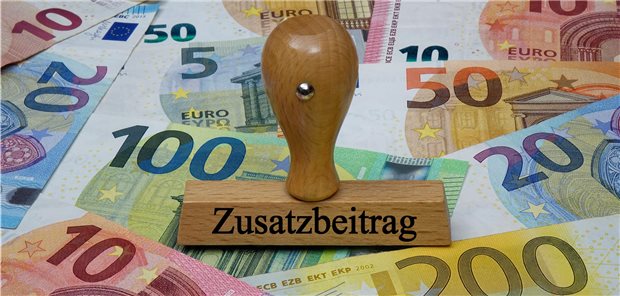 Zusatzbeitrag soll um zwei Zehntelpunkte steigen Stempel vom BAS: Der durchschnittliche Zusatzbeitrag für GKV-Versicherte soll steigen.