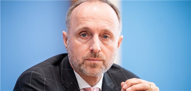 „Fehlende Corona-Zweitimpfdosen in den Praxen wären der GAU!“ Stephan Hofmeister, stellvertretender Vorstandsvorsitzender der Kassenärztlichen Bundesvereinigung, aufgenommen bei einer Pressekonferenz zum aktuellen Stand der Coronavirus Infektionen.
