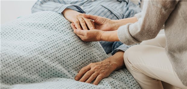 Sterbebegleitung statt Suizidassistenz, so das Plädoyer der Diakonie. Der Bundestag setzt am Mittwochnachmittag seine Debatte zur Suizidassistenz fort.