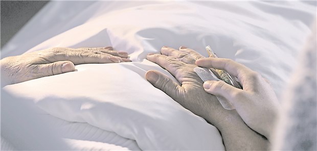 Oft langt schon die theoretische Option auf Sterbehilfe Sterbehilfe – auch nach der Rechtssprechung von 2015 gibt es juristische Fragen zu klären.