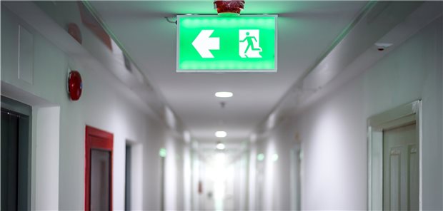 Sterile Flure, lange Arbeitszeiten: Viele Ärzte scheuen die Arbeit in der Klinik.