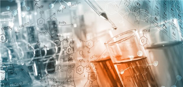 Regierung: „Human Cell Atlas“ treibt Forschung an Computerdarstellung von chemischen Formeln, dem Periodensystem der Elemente sowie Reagenzgläser, in die mit einer Glaspipette eine Flüssigkeit getropft wird; im Hintergrund ein Labor.