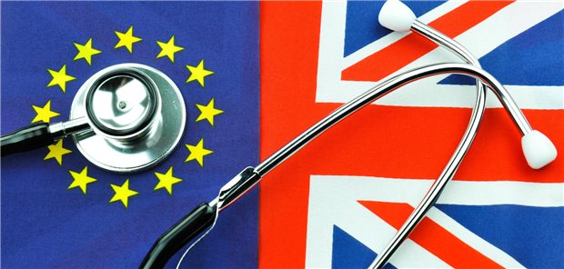 Stethoskop auf Flaggen der EU und des UK