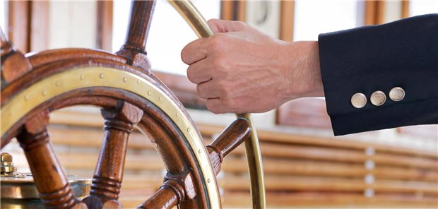 Mann auf Steuer eines Schiffes