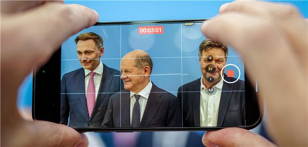Steuerrabatt im Fokus: Bundeskanzler Olaf Scholz (SPD, M), Wirtschaftsminister Robert Habeck (r, Grüne) und Finanzminister Christian Lindner (FDP), bei einer Pressekonferenz zum Haushalt 2025 kürzlich in Berlin.