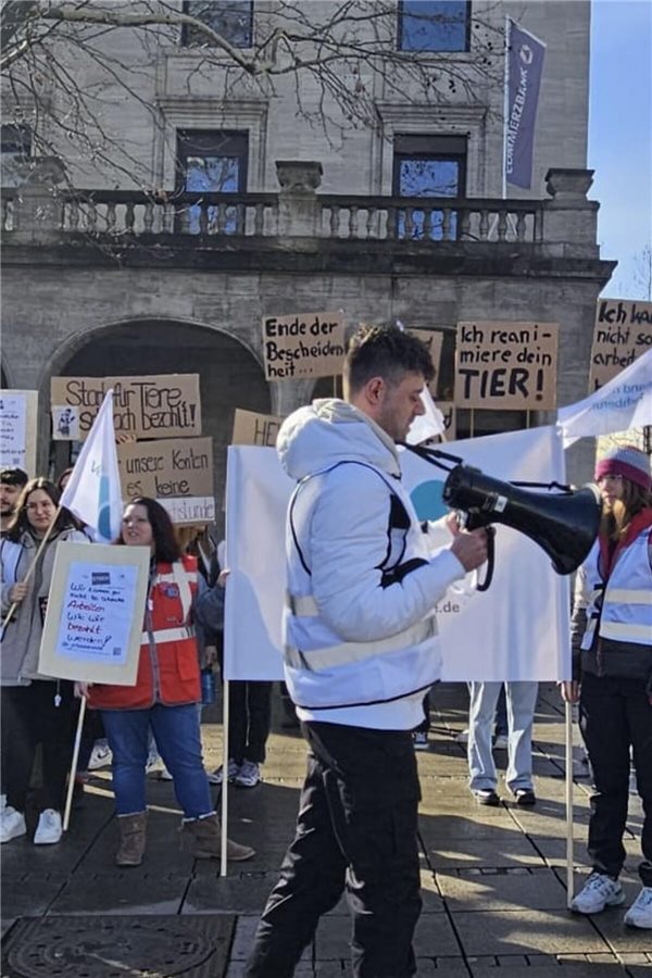 Steve Roczen: Darum ist der MFA-Beruf für Männer interessant Steve Roczen am Megafon beim TFA-Streik Anfang 2025