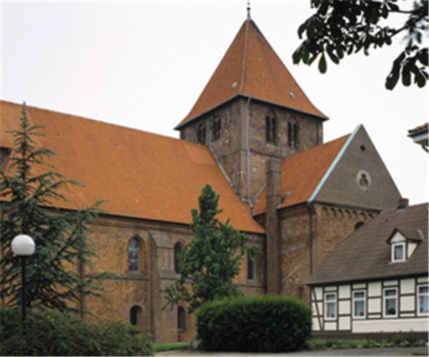 Ärztemangel legt Kreißsaal lahm Stiftskirche in Bassum: Der Landkreis hat keine Entbindungsstation mehr.