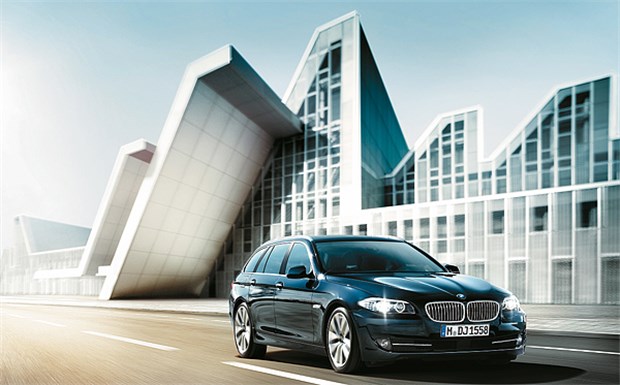 München-Salzburg: "Selbst-Erfahrung" im luxuriösen Ambiente Stilvoll reisen: Im neuen BMW 5er Touring geht es nach Salzburg.