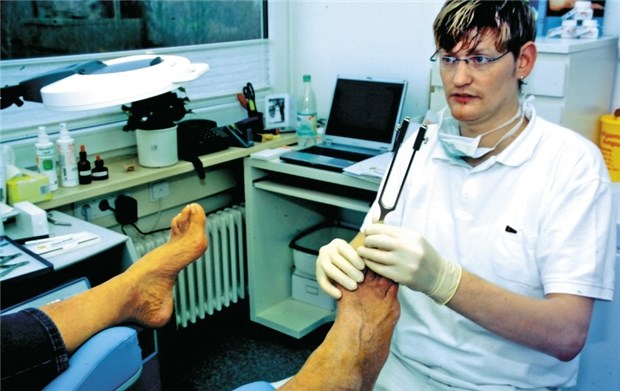 Tipps zu Schmerzdiagnostik bei Diabetes Stimmgabel-Test ist Standard zur Diagnose einer Polyneuropathie bei Diabetikern.