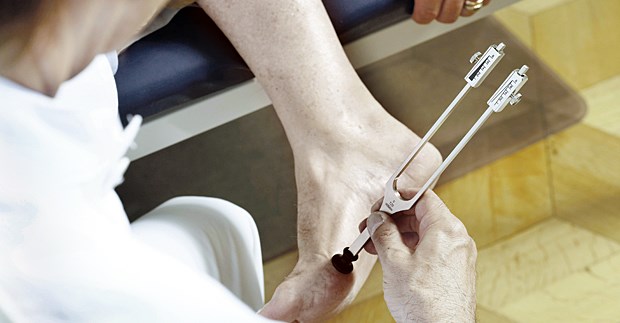 Neue Versorgungsleitlinie zu Diabetischer Neuropathie Stimmgabeltest am Fuß eines Patienten bei Verdacht auf diabetische Polyneuropathie. Regelmäßige Untersuchungen werden empfohlen.