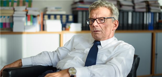 Stimmrecht im Bundesausschuss!? G-BA-Chef Professor Josef Hecken muss sich scharfe Kritik von Pflegeverbänden anhören.