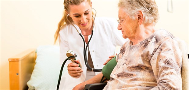 Stimmt der Blutdruck? Eine antihypertensive Therapie muss auch Patientenwünsche und etwa körperliche Funktionsfähigkeit berücksichtigen.