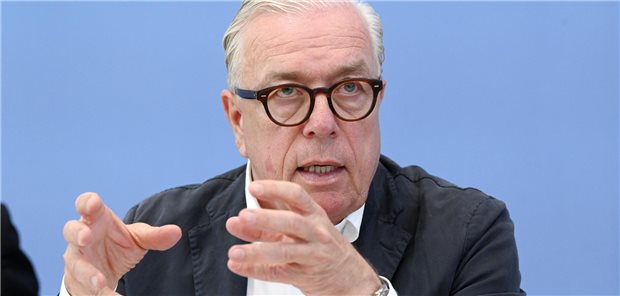 BÄK-Präsident: Neue GOÄ könnte Ende September an den Gesundheitsminister gehen Stimmt eine Mehrheit der ärztlichen Verbände dem ausgehandelten Kompromiss für die GOÄ-Novelle zu, könnte diese Fassung Ende September dem Bundesgesundheitsministerium vorgelegt werden: BÄK-Präsident Dr. Klaus Reinhardt.