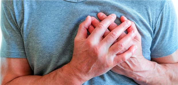 Stimmt mit dem Herzen etwas nicht? Vorhofflimmern kann sich als „Herzstolpern“ bemerkbar machen.