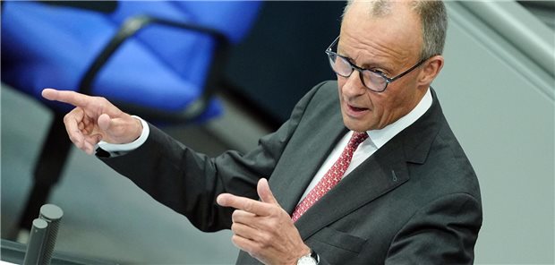 Merz verschärft den Druck auf Nina Warken: Muss sie jetzt mit der Brechstange sparen? Stimmte die Bürger auf einen „Herbst der Reformen“ ein: Bundeskanzler Friedrich Merz (CDU) bei der Generaldebatte zum Haushalt 2025 am Mittwoch im Bundestag.