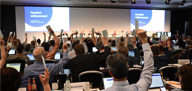 Stimmten über insgesamt mehr als 40 Anträge ab: die Delegierten der Frühjahrstagung des Hausärztinnen- und Hausärzteverbands in Leipzig. Ein Schwerpunkt dabei war die laufende Gesetzgebung aus dem BMG.