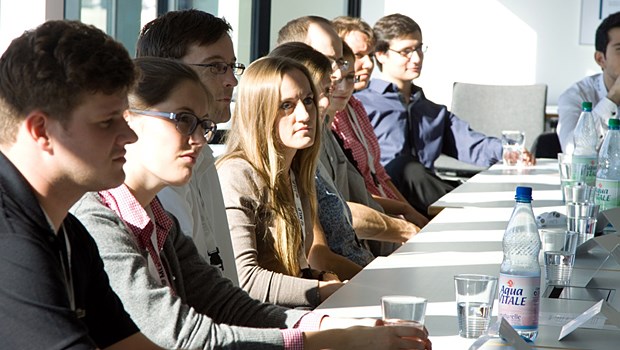 "Ärzte werden nicht mehr Millionäre" Stipendiaten von "Medical-Excellence" in einer Diskussionsrunde beim Finanzdienstleister MLP in Wiesloch: Den Medizinstudenten ist besonders die Vereinbarkeit von Beruf und Familie später wichtig, sagen sie. Geld spielt nicht die Hauptrolle.