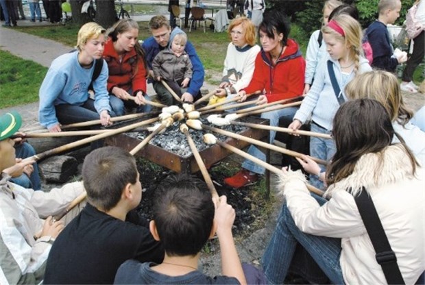 Salmonellen im Stockbrot Stockbrot - dünn um einen Stock gewickelter Brotteig - über dem Feuer zu grillen, ist auf Kinderfesten ausgesprochen beliebt.