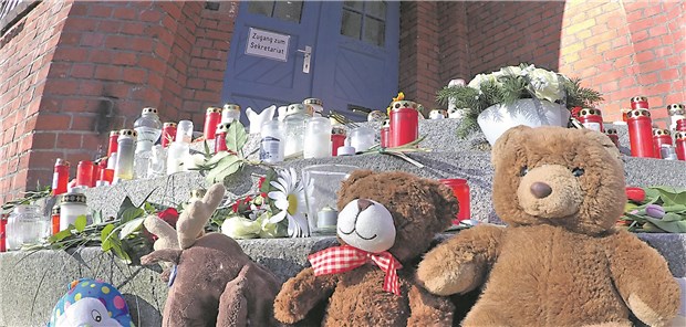 Mobbing-Debatte nach Todesfall einer Grundschülerin Stofftiere, Blumen und Kerzen haben Menschen vor dem Eingang zur Hausotter Grundschule in Reinickendorf abgelegt. Nach dem Tod einer Elfjährigen aus einer Berliner Schule sind weiter viele Fragen offen.