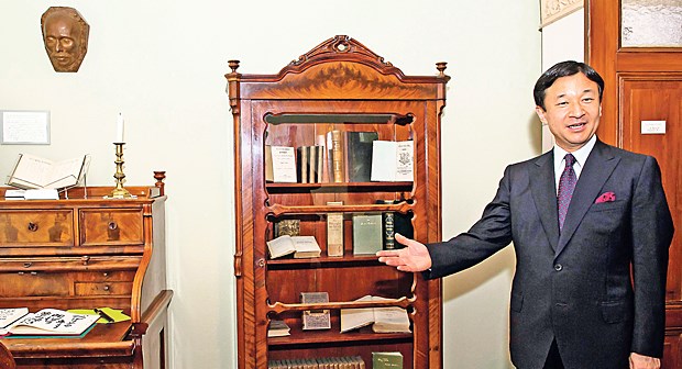 Gedenkstätte für einen bemerkenswerten Japaner Stolz präsentiert Kronprinz Naruhito im Sommer 2011 ein Zimmer der Mori-Ogai-Gedenkstätte in Berlin.