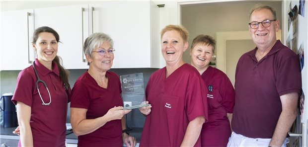 Stolz präsentiert das Praxisteam den MFA-Award (v.l. Ekaterina Turowa, Barbara Wittich, Katja Pawlack, Karola Bommer und Dr. Stefan Rühlmann).
