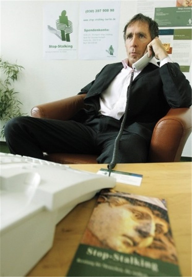 Beratungsstelle in Berlin kümmert sich um Stalker "Stop-Stalking": Wolf Ortiz-Müller ist der Chef der bundesweit ersten Beratungsstelle für Stalker.