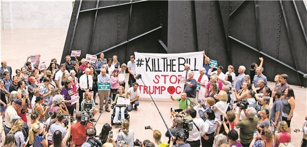 Republikaner scheitern mit Gesundheitsreform „Stop Trumpcare“: Kurz vor Bekanntgabe des Scheiterns protestierten am Montag noch zahlreiche Bürger in Washington gegen die Reform.