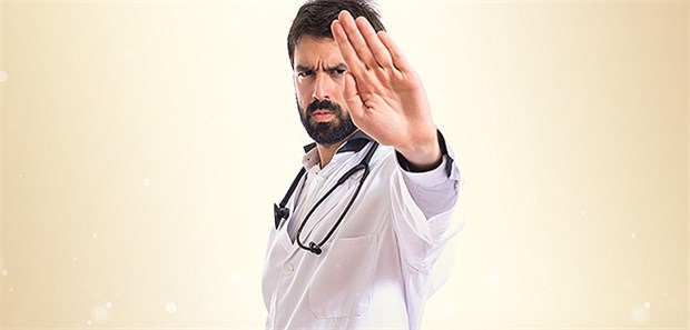 Junge Ärzte klagen über Gewalt in der Klinik Stopp! Ärzte sehen sich immer wieder aggressiven Patienten ausgesetzt.