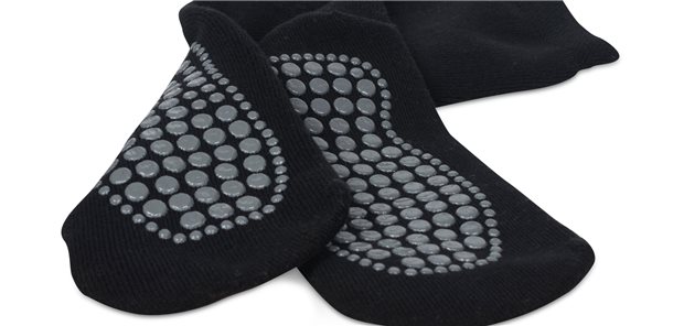 Stoppersocken haben ABS-Stopper-Elemente an der Fußsohle – und können Stürzen so vorbeugen.