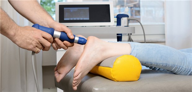 Stoßwelle beim schmerzhaften Fersensporn: Das ist jetzt eine EBM-Leistung, die allerdings nur von Spezialisten erbracht werden darf.