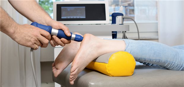 Stoßwelle beim schmerzhaften Fersensporn: Seit 2019 EBM-Leistung. Lohnt sich betriebswirtschaftlich aber ohne Privatpatienten nicht.