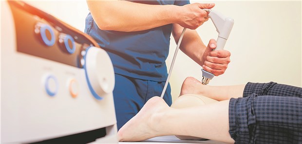 Stoßwellentherapie: Schon im April hatte der GBA die Aufnahme in den GKV-Katalog beschlossen.