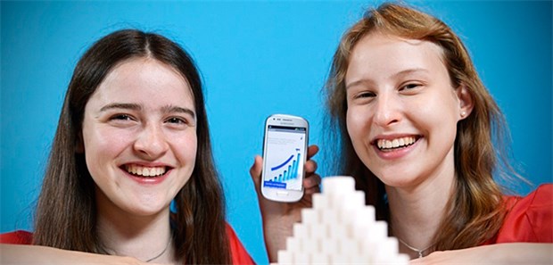 Sechs Projekte, sechs Preise Strahlende Forscherinnen: Die Schwestern Anja-Sophia (l.) und Sara-Luisa Reh entwickelten eine Glukose-App für Diabetikerinnen.