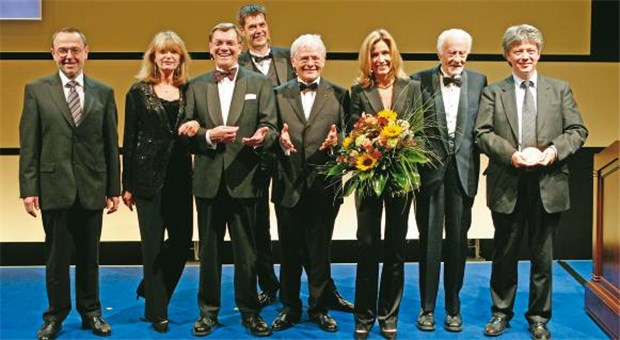 Gardasil® gewinnt den Prix Galien International Strahlende Gesichter nach Bekanntgabe der Entscheidung der Jury zugunsten des Krebsimpfstoffs Gardasil®: Vertreter des Gewinners von Sanofi Pasteur MSD und der Stifter des Preises auf der Bühne.