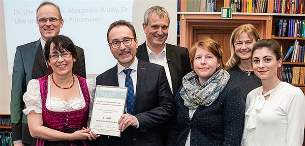 Strahlende Gewinner des Praxis-Preises: Hausärzte Dr. Ute Schaaf (vorne v.l.) und Dr. Peter Löw sowie Nina Silbereisen und Theresa Hausen aus dem Koordinationsbüro des Landkreis Weißenburg-Gunzenhausen. Hintere Reihe: Hauke Gerlof (Ärzte Zeitung), Karlheinz Gast, Geschäftsführer von Apontis Pharma und Angelika Dreßen (Apontis Pharma).