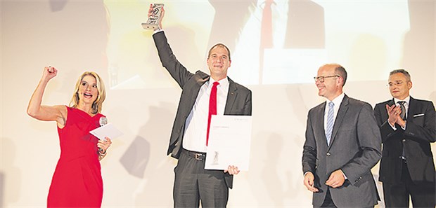 Springer Medizin Charity Award 2017 – Das sind die drei Preisträger Strahlender Gewinner des CharityAwards: Markus Seidel von der Off-Road-Kids-Stiftung. Mit ihm freuen sich (v.l.) Moderatorin Yve Fehring, Oliver Schenk vom BMG und Joachim Krieger von Springer Medizin.