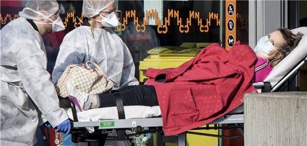 Frankreich: Finanzielle Erholung in der Corona-Pandemie wird teuer Straßburg im März 2020: Eine COVID-Patientin wird ins Krankenhaus eingeliefert. Weil Behandlungskapazitäten nicht mehr ausreichten, wurden Patienten aus Frankreich bald auch in Deutschland behandelt.