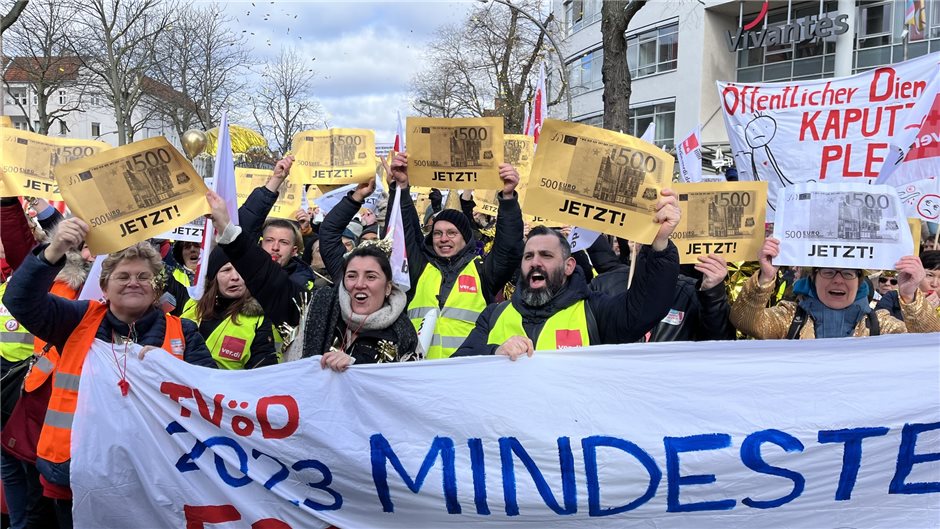 Streikende vor der Vivantes-Zentrale.